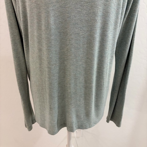 CAbi Laid Back Sage Green Long Sleeve V-neck Tee Top Style 5192 Size L - Picture 10 of 12
